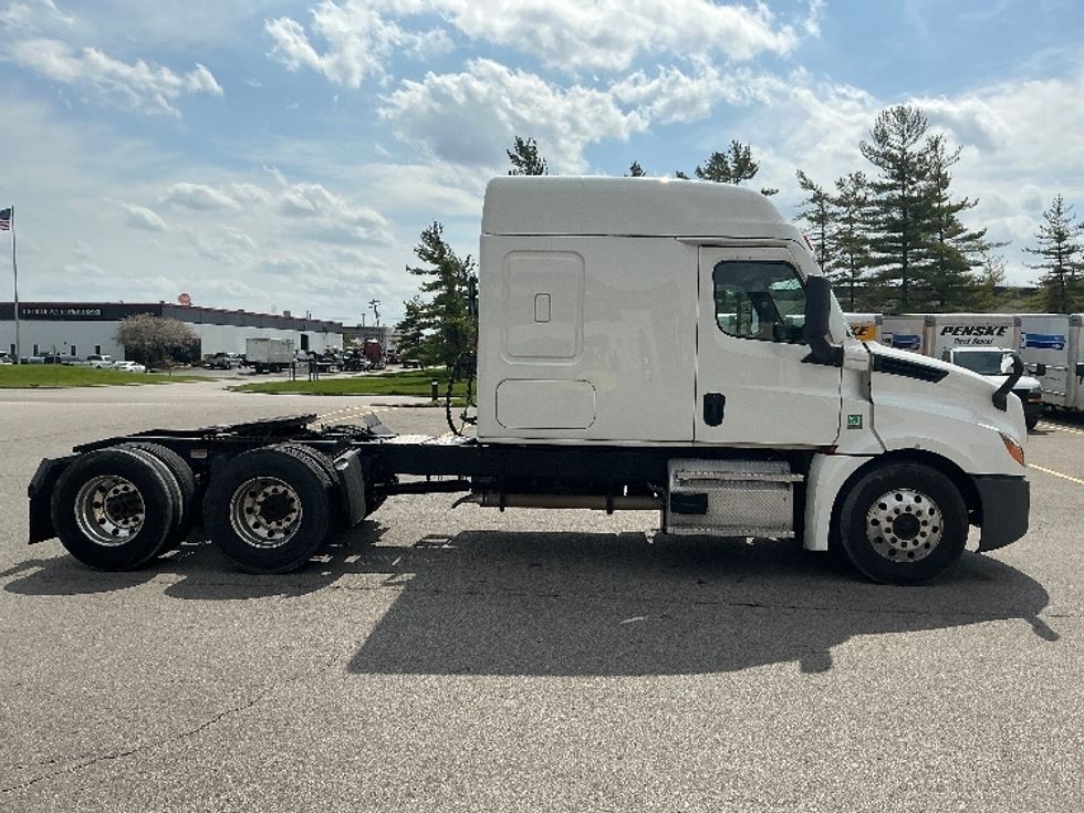 Sleeper Tractor-Heavy Duty Tractors-Freightliner-2021-T12662ST-Piqua-OH-540,969\n\t\tmiles-$ 50,250 - Image 8