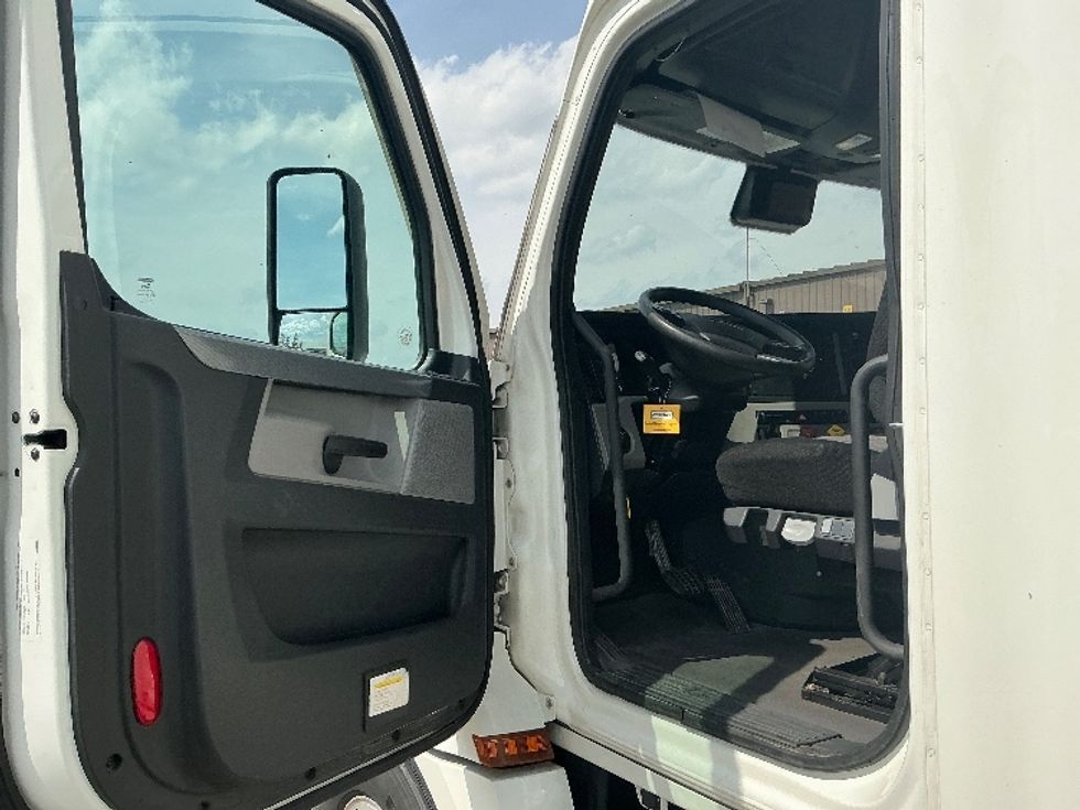 Sleeper Tractor-Heavy Duty Tractors-Freightliner-2021-T12662ST-Piqua-OH-540,969\n\t\tmiles-$ 50,250 - Image 9