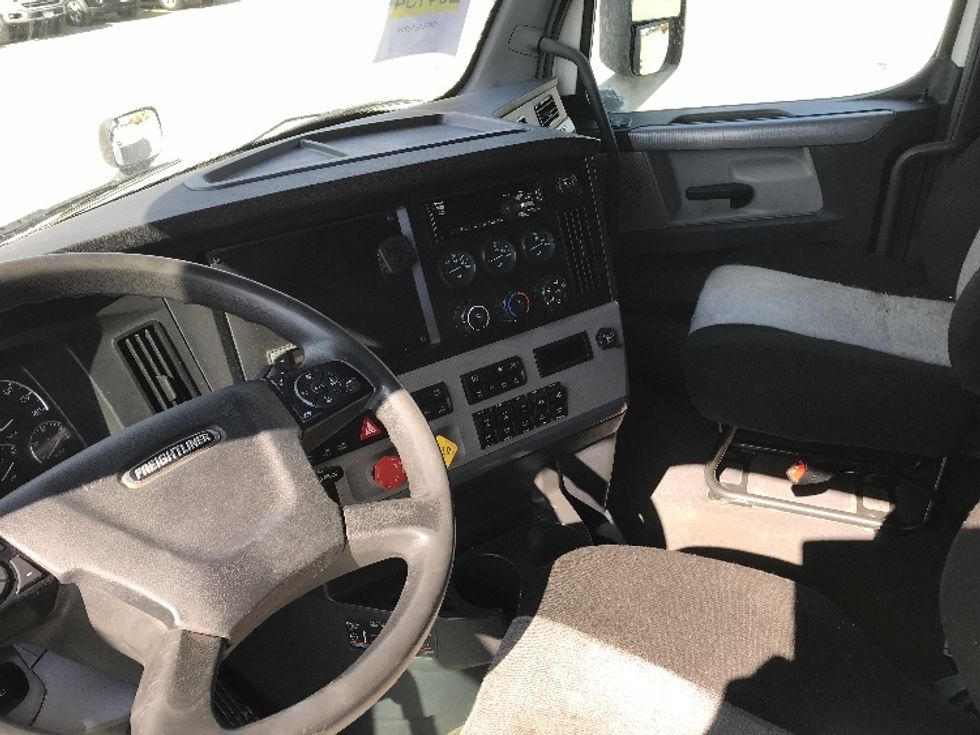Sleeper Tractor-Heavy Duty Tractors-Freightliner-2021-T12664ST-Abbotsford-BC-626,695\n\t\tkm-$ 103,000 - Image 10