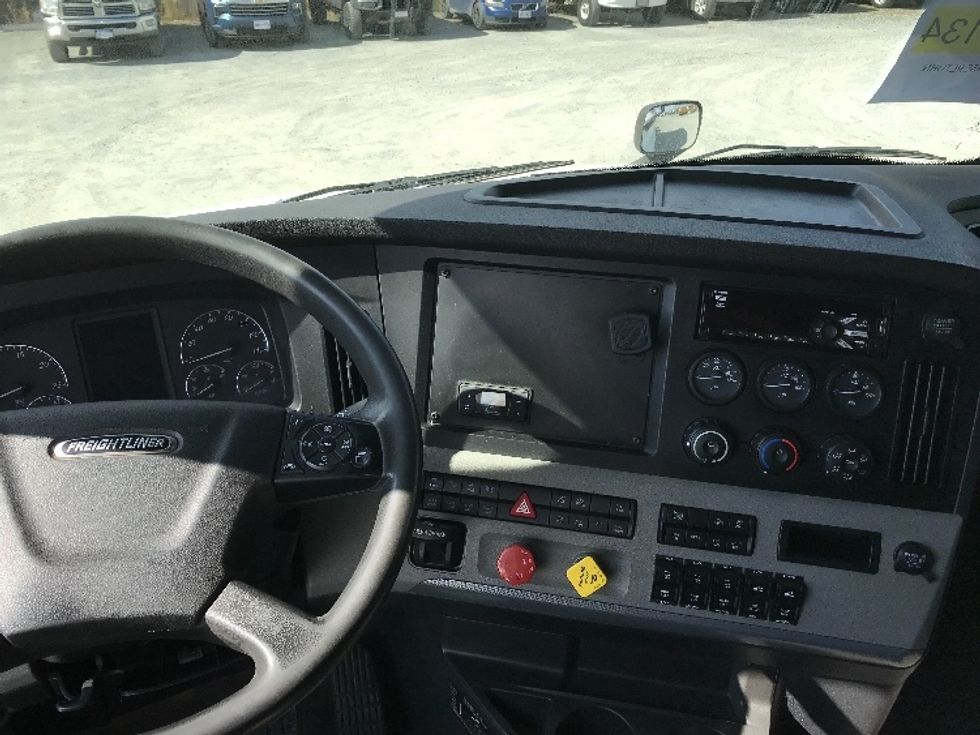 Sleeper Tractor-Heavy Duty Tractors-Freightliner-2021-T12664ST-Abbotsford-BC-626,695\n\t\tkm-$ 103,000 - Image 11
