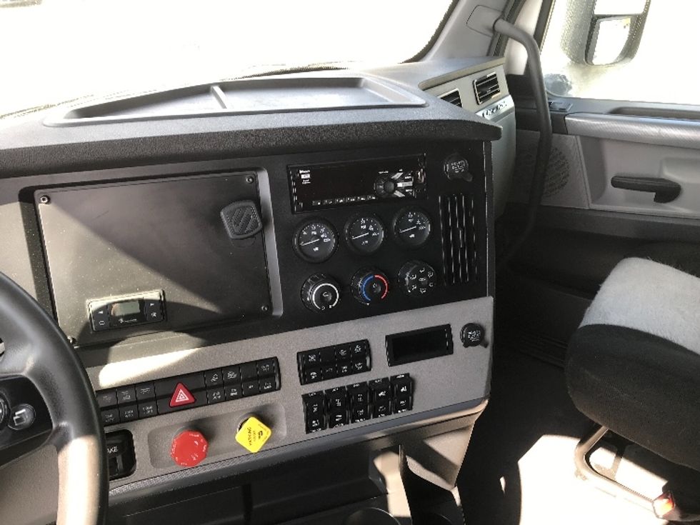 Sleeper Tractor-Heavy Duty Tractors-Freightliner-2021-T12664ST-Abbotsford-BC-626,695\n\t\tkm-$ 103,000 - Image 12