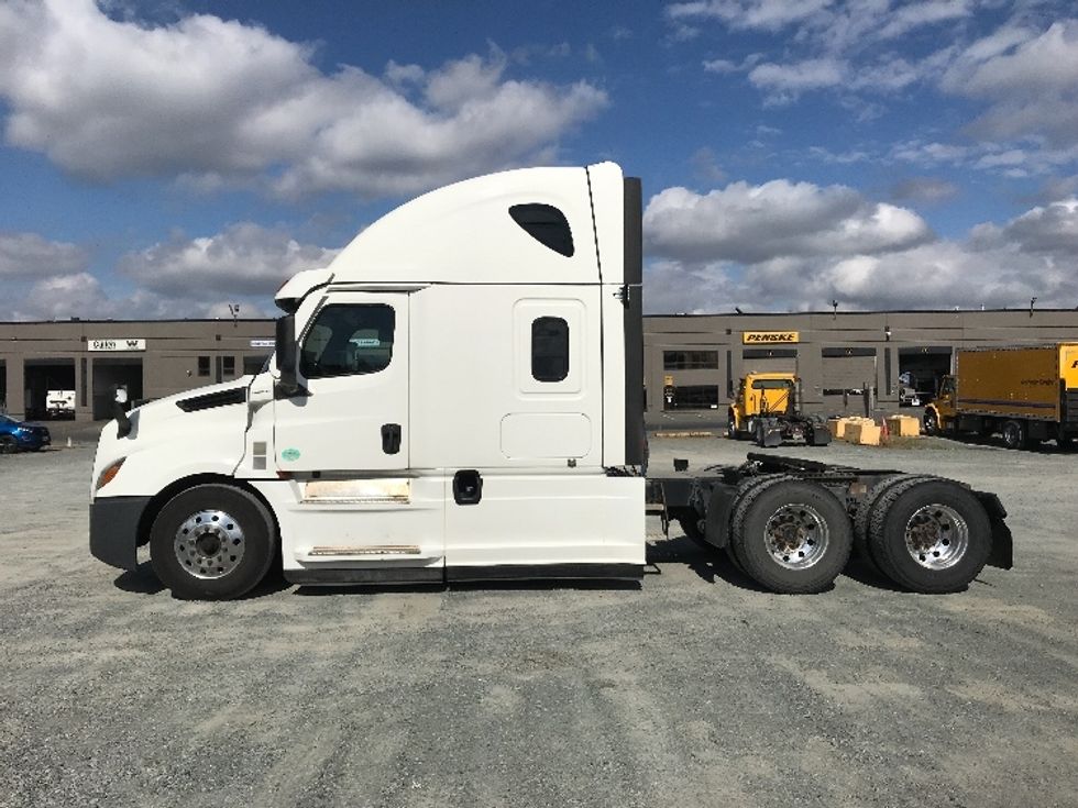 Sleeper Tractor-Heavy Duty Tractors-Freightliner-2021-T12664ST-Abbotsford-BC-626,695\n\t\tkm-$ 103,000 - Image 4