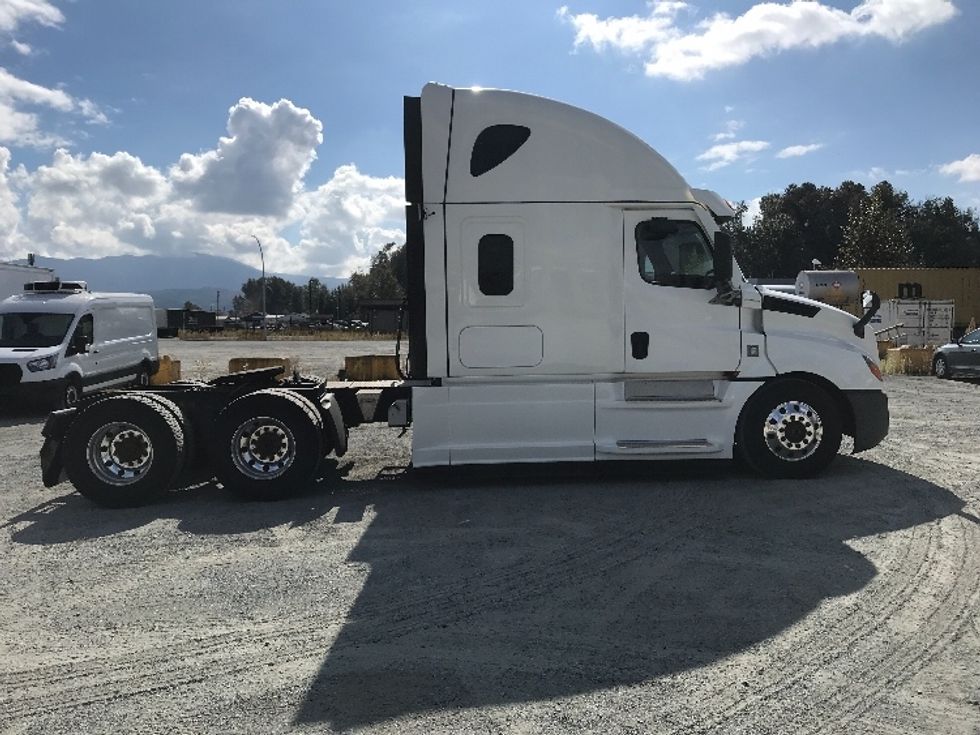 Sleeper Tractor-Heavy Duty Tractors-Freightliner-2021-T12664ST-Abbotsford-BC-626,695\n\t\tkm-$ 103,000 - Image 8