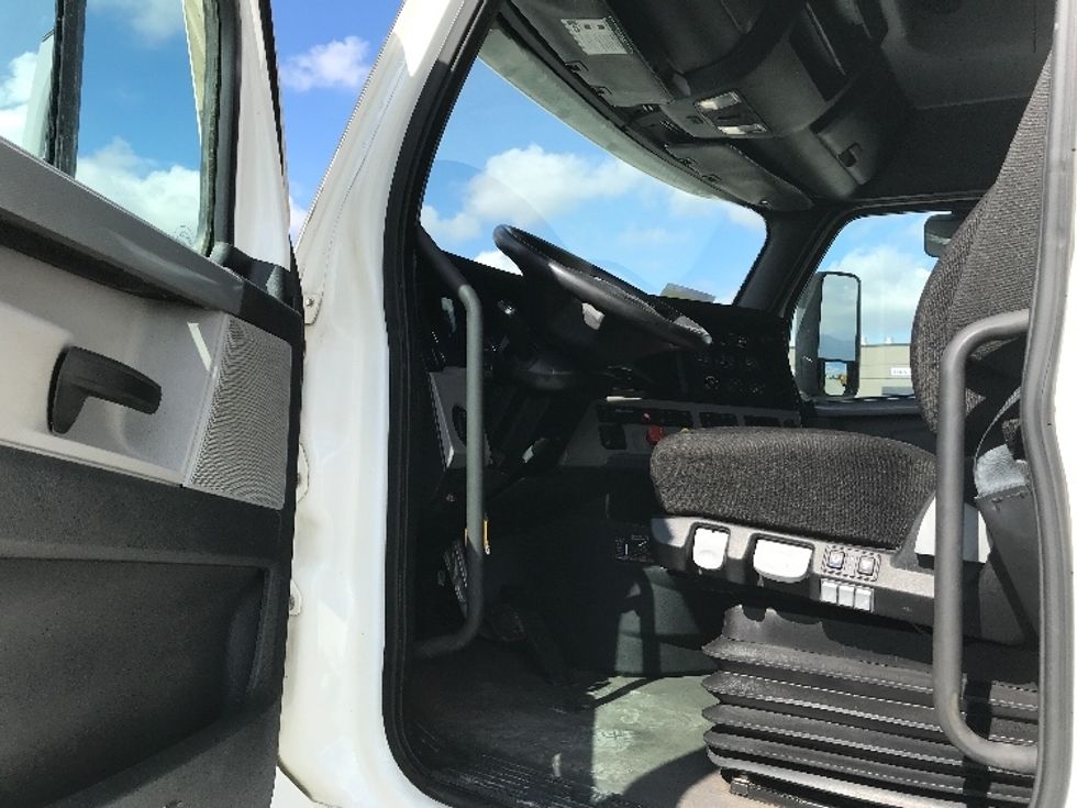 Sleeper Tractor-Heavy Duty Tractors-Freightliner-2021-T12664ST-Abbotsford-BC-626,695\n\t\tkm-$ 103,000 - Image 9