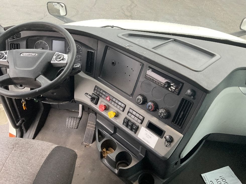 Sleeper Tractor-Heavy Duty Tractors-Freightliner-2021-T12664ST-Akron-OH-663,545\n\t\tmiles-$ 56,000 - Image 12
