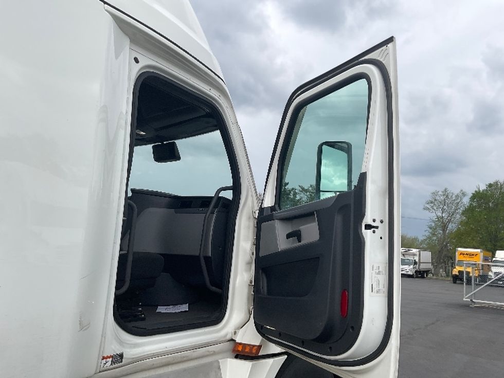 Sleeper Tractor-Heavy Duty Tractors-Freightliner-2021-T12664ST-Akron-OH-663,545\n\t\tmiles-$ 56,000 - Image 13