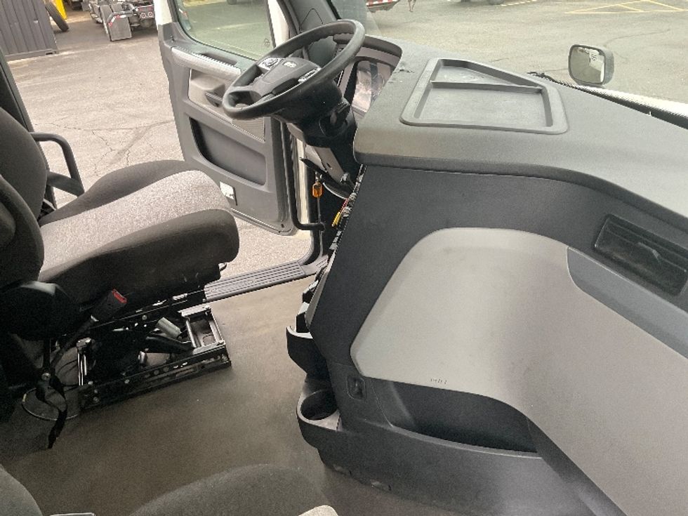 Sleeper Tractor-Heavy Duty Tractors-Freightliner-2021-T12664ST-Akron-OH-663,545\n\t\tmiles-$ 56,000 - Image 15