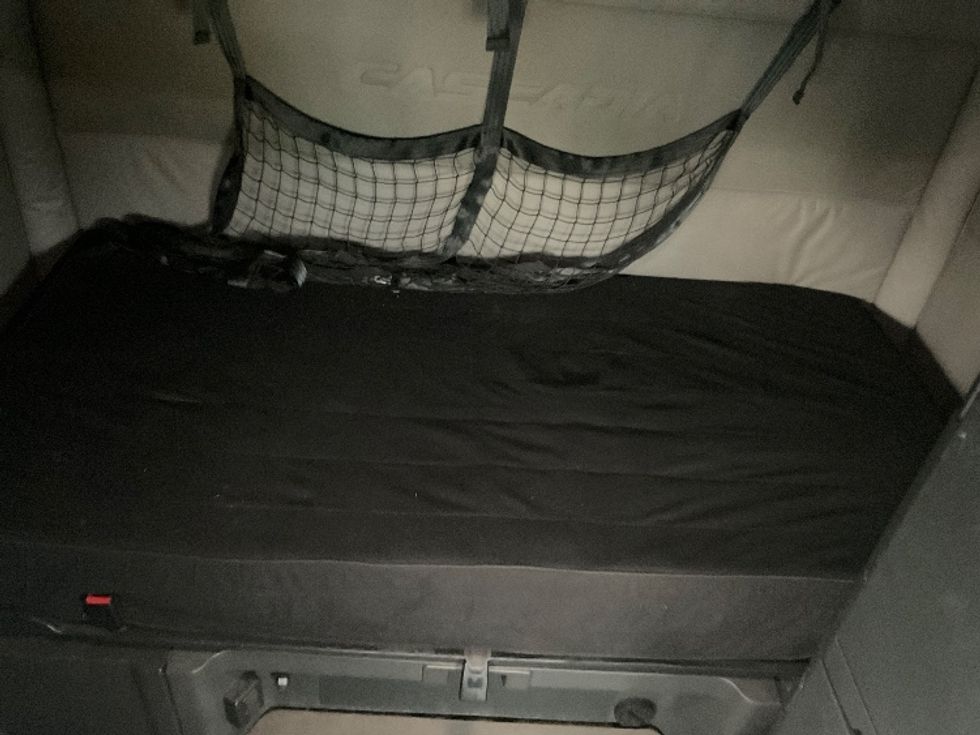 Sleeper Tractor-Heavy Duty Tractors-Freightliner-2021-T12664ST-Akron-OH-663,545\n\t\tmiles-$ 56,000 - Image 17