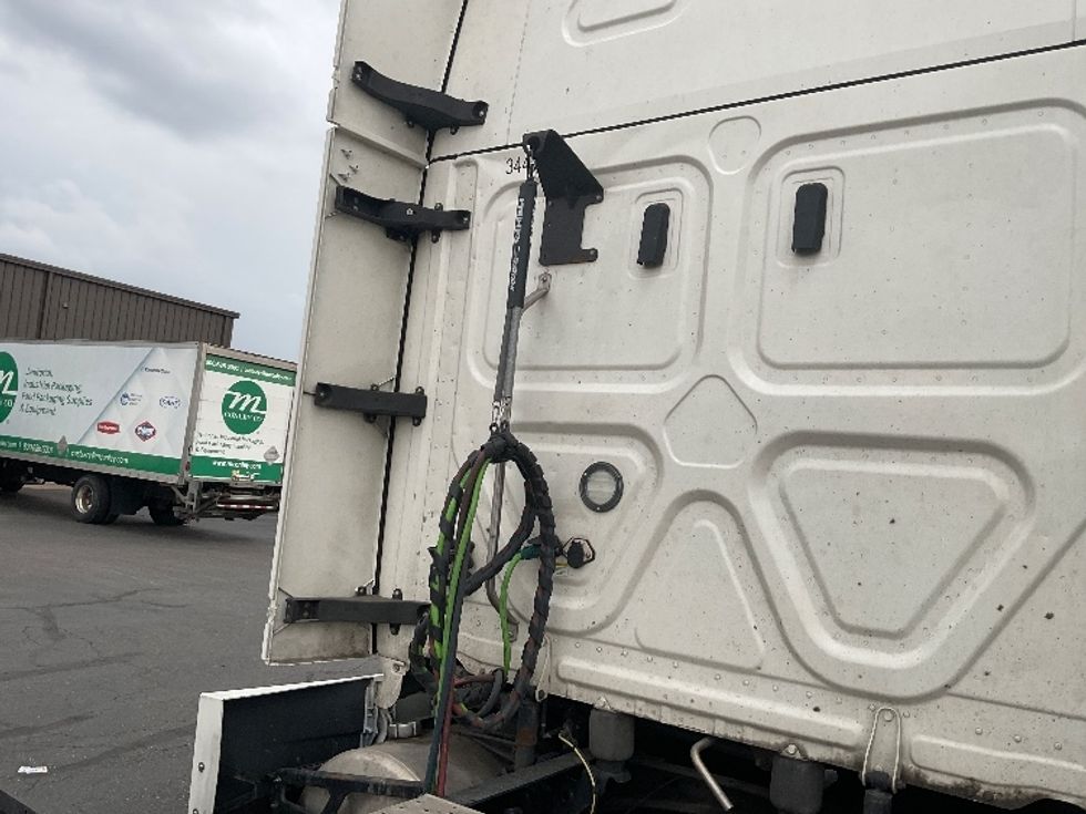 Sleeper Tractor-Heavy Duty Tractors-Freightliner-2021-T12664ST-Akron-OH-663,545\n\t\tmiles-$ 56,000 - Image 23