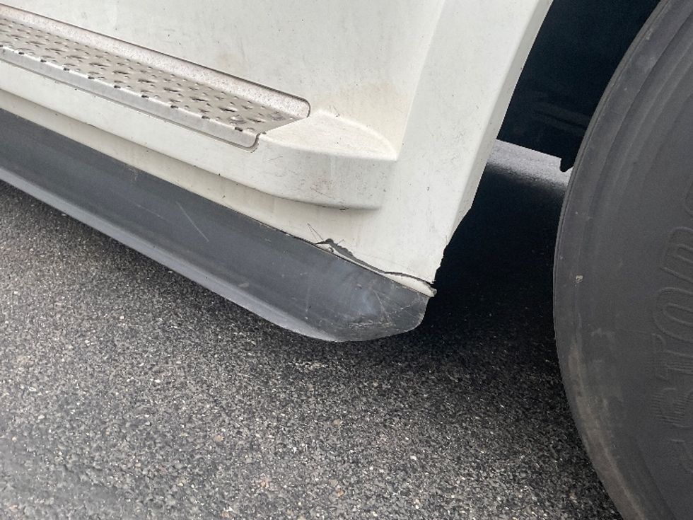 Sleeper Tractor-Heavy Duty Tractors-Freightliner-2021-T12664ST-Akron-OH-663,545\n\t\tmiles-$ 56,000 - Image 25