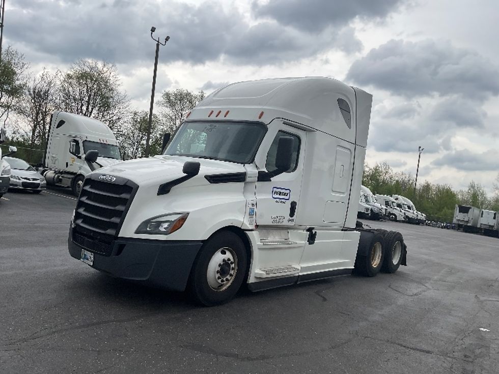 Sleeper Tractor-Heavy Duty Tractors-Freightliner-2021-T12664ST-Akron-OH-663,545\n\t\tmiles-$ 56,000 - Image 3