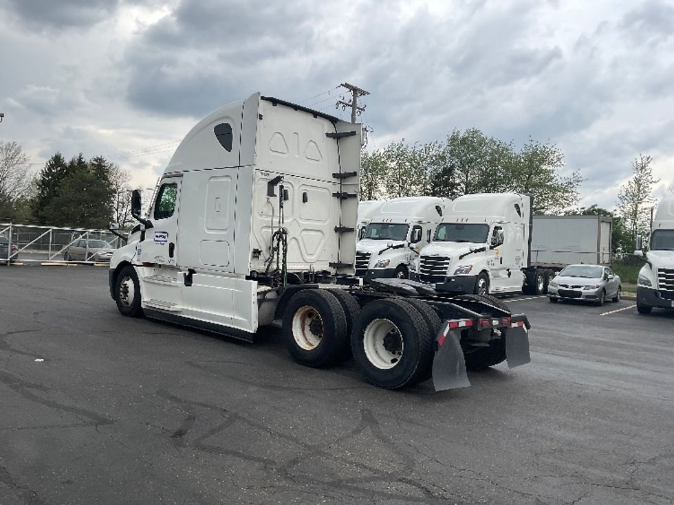 Sleeper Tractor-Heavy Duty Tractors-Freightliner-2021-T12664ST-Akron-OH-663,545\n\t\tmiles-$ 56,000 - Image 5