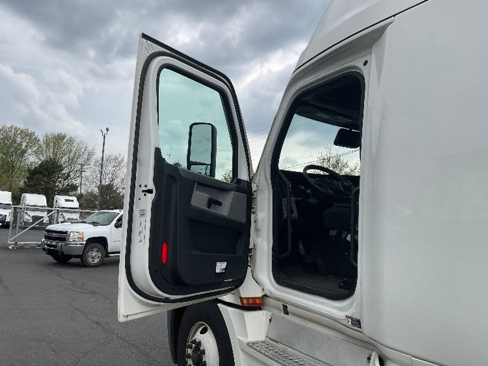 Sleeper Tractor-Heavy Duty Tractors-Freightliner-2021-T12664ST-Akron-OH-663,545\n\t\tmiles-$ 56,000 - Image 9