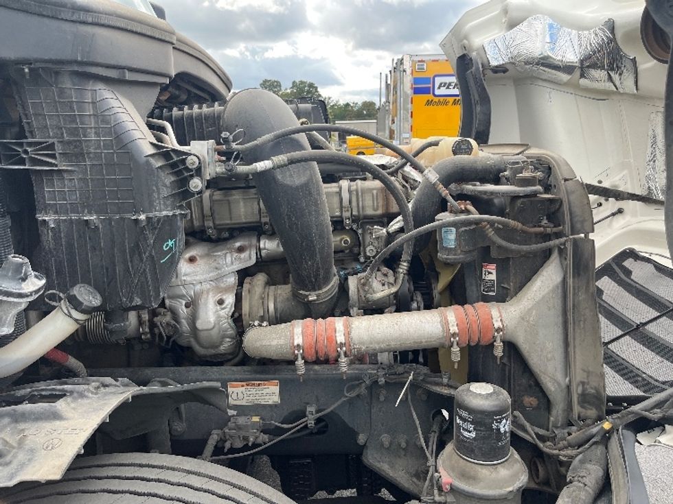 Sleeper Tractor-Heavy Duty Tractors-Freightliner-2021-T12664ST-Alabaster-AL-538,935\n\t\tmiles-$ 62,750 - Image 20