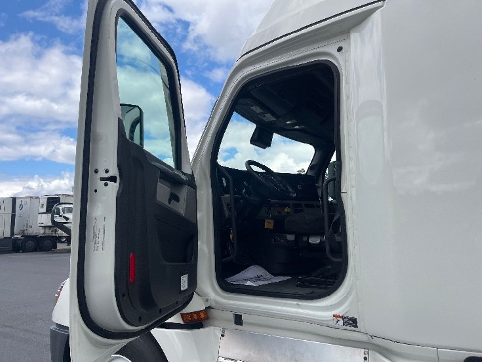 Sleeper Tractor-Heavy Duty Tractors-Freightliner-2021-T12664ST-Alabaster-AL-538,935\n\t\tmiles-$ 62,750 - Image 9