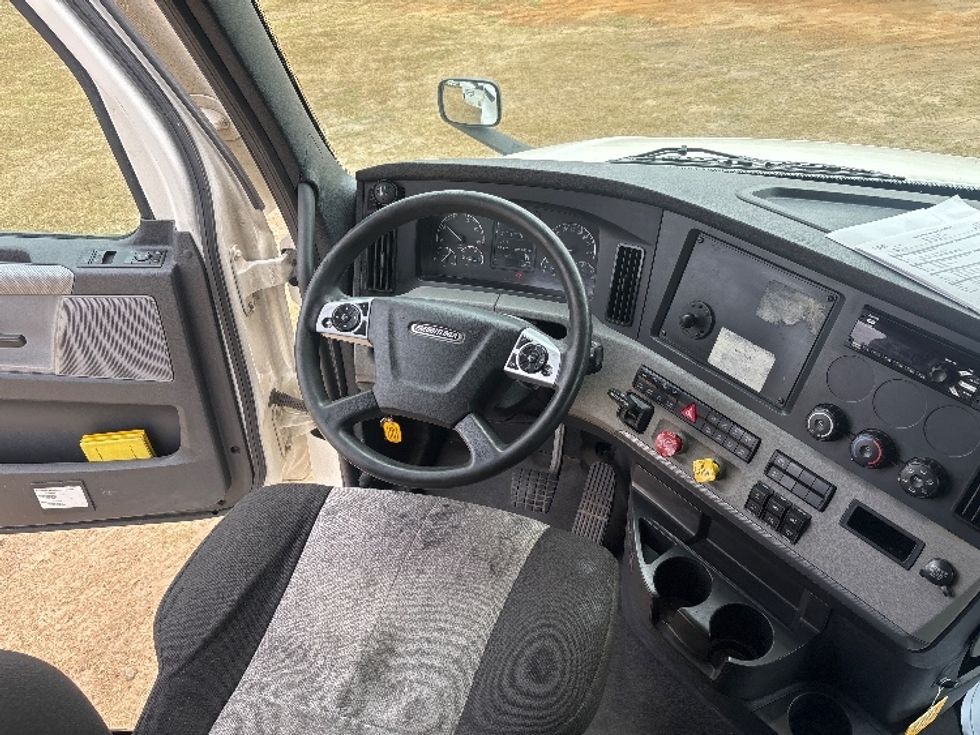 Sleeper Tractor-Heavy Duty Tractors-Freightliner-2021-T12664ST-Albany-GA-606,528\n\t\tmiles-$ 61,500 - Image 11