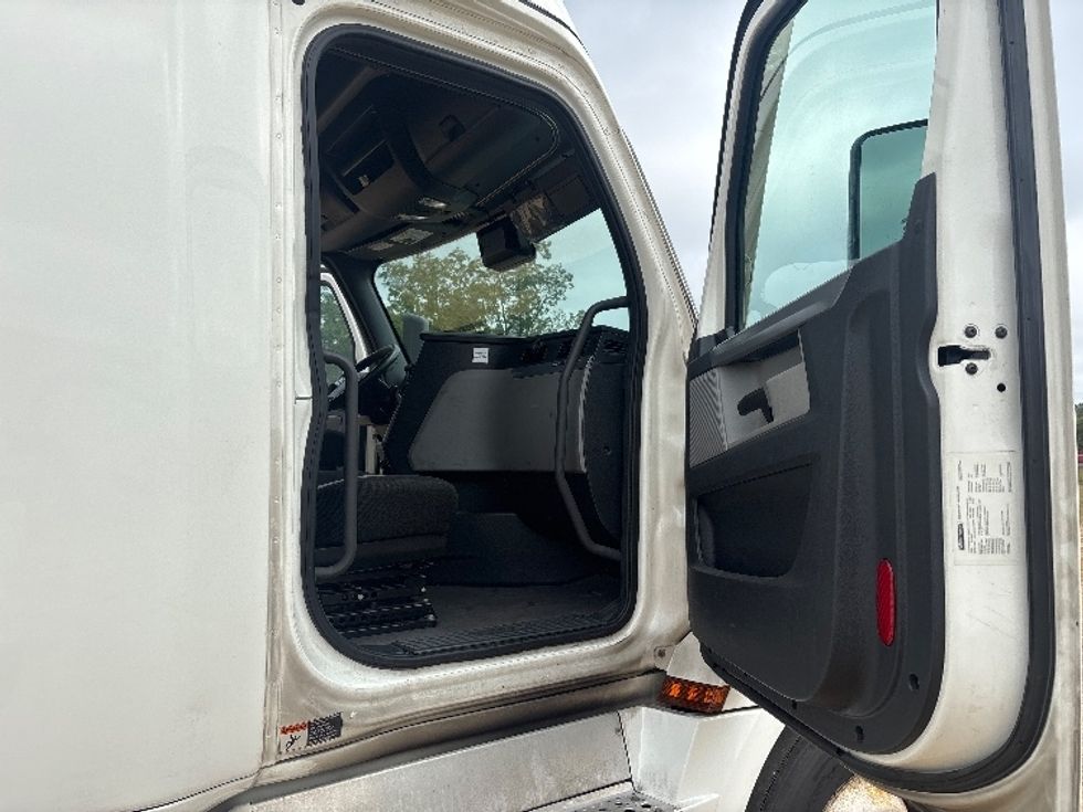 Sleeper Tractor-Heavy Duty Tractors-Freightliner-2021-T12664ST-Albany-GA-606,528\n\t\tmiles-$ 61,500 - Image 13