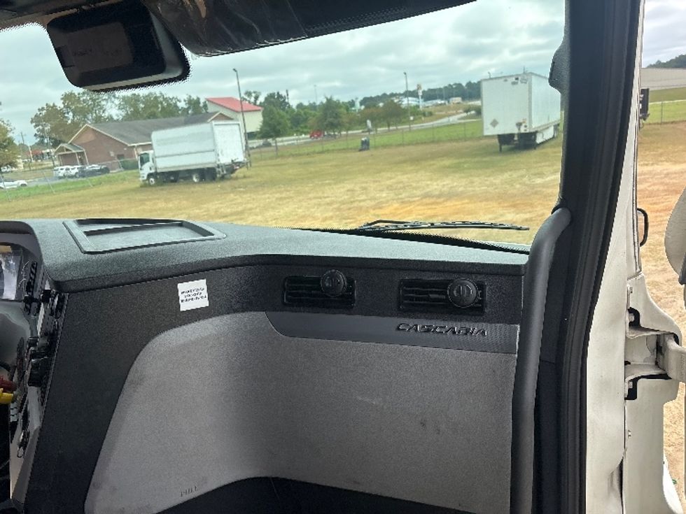 Sleeper Tractor-Heavy Duty Tractors-Freightliner-2021-T12664ST-Albany-GA-606,528\n\t\tmiles-$ 61,500 - Image 14