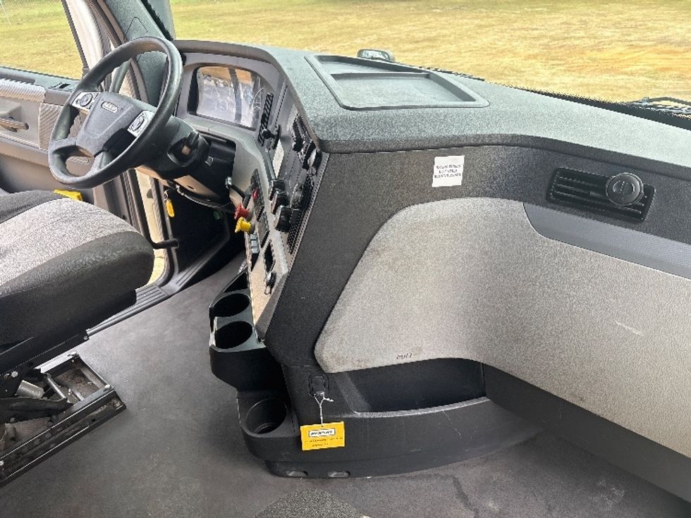 Sleeper Tractor-Heavy Duty Tractors-Freightliner-2021-T12664ST-Albany-GA-606,528\n\t\tmiles-$ 61,500 - Image 15