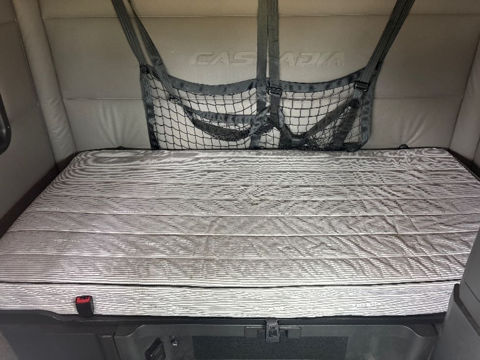 Sleeper Tractor-Heavy Duty Tractors-Freightliner-2021-T12664ST-Albany-GA-606,528\n\t\tmiles-$ 61,500 - Image 16