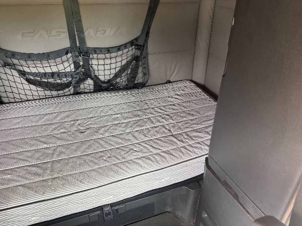 Sleeper Tractor-Heavy Duty Tractors-Freightliner-2021-T12664ST-Albany-GA-606,528\n\t\tmiles-$ 61,500 - Image 17