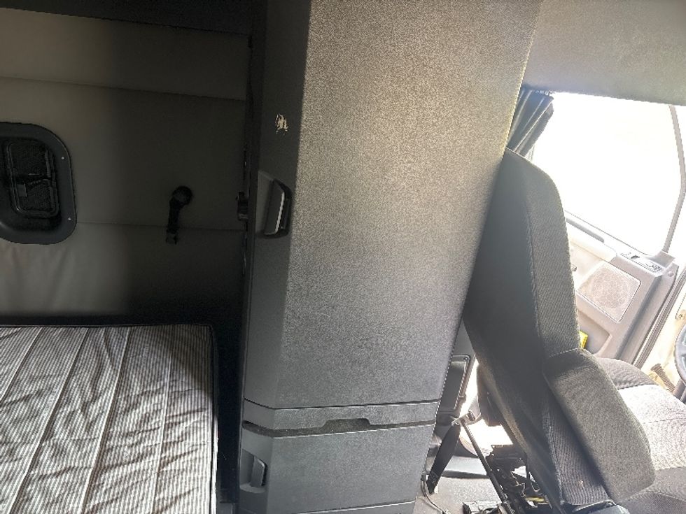 Sleeper Tractor-Heavy Duty Tractors-Freightliner-2021-T12664ST-Albany-GA-606,528\n\t\tmiles-$ 61,500 - Image 18