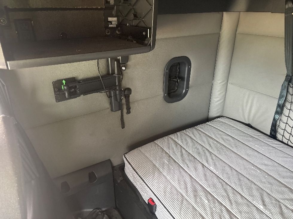 Sleeper Tractor-Heavy Duty Tractors-Freightliner-2021-T12664ST-Albany-GA-606,528\n\t\tmiles-$ 61,500 - Image 19