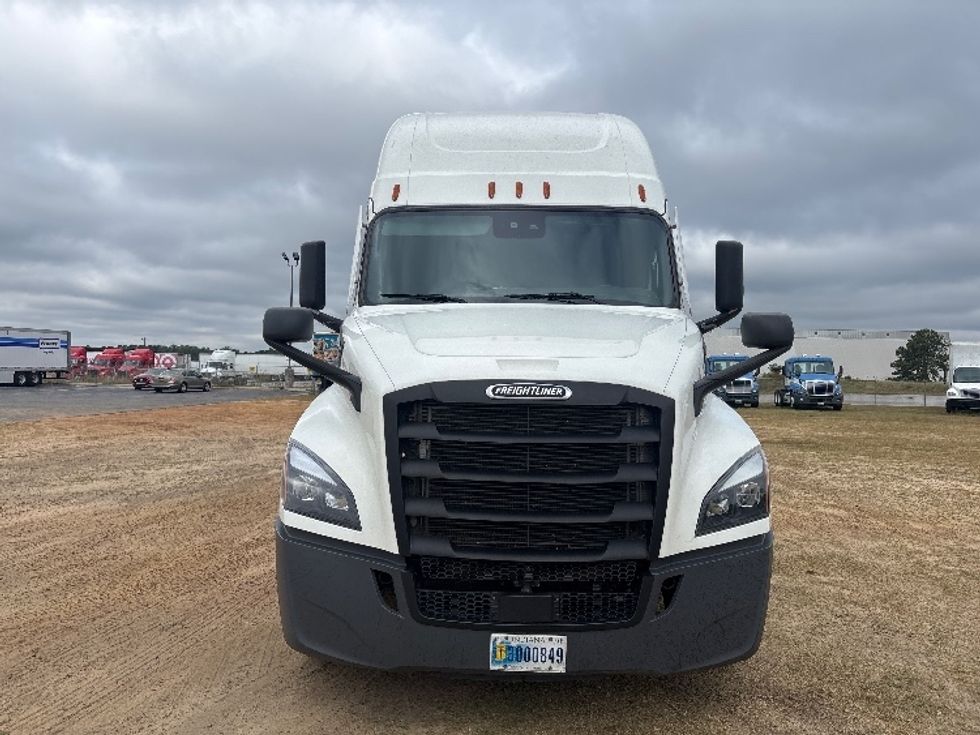 2021 Freightliner Cascadia 126" Sleeper Cab photo 2