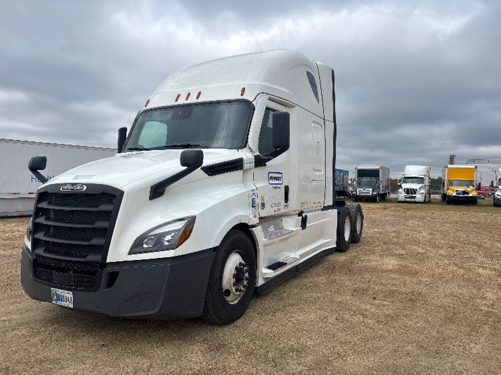 2021 Freightliner Cascadia 126" Sleeper Cab photo 3