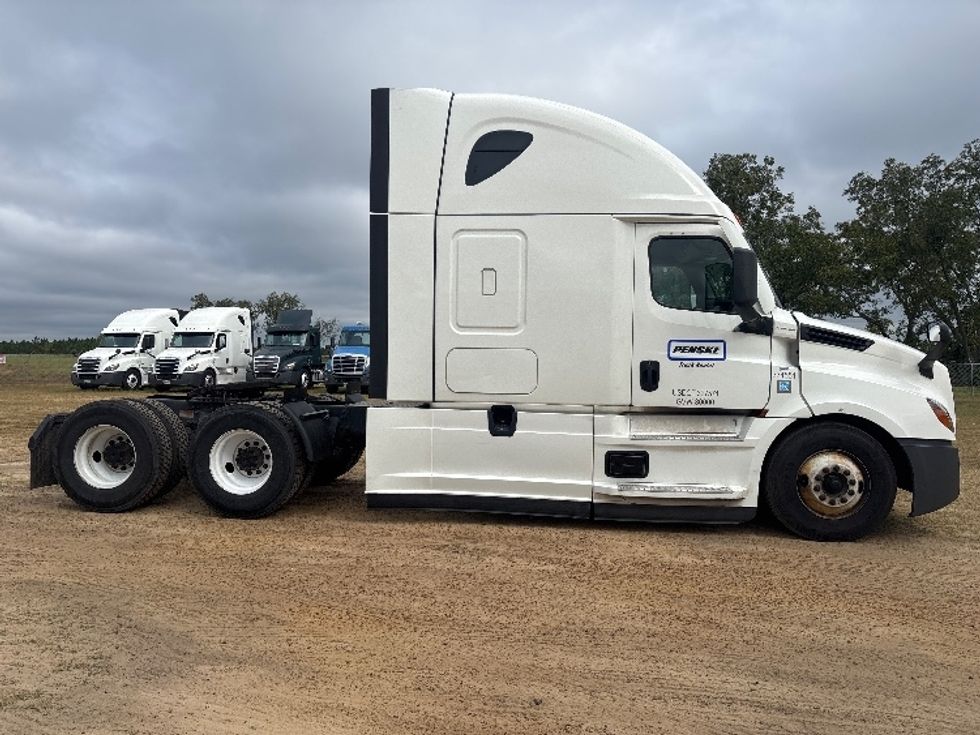 Sleeper Tractor-Heavy Duty Tractors-Freightliner-2021-T12664ST-Albany-GA-606,528\n\t\tmiles-$ 61,500 - Image 8