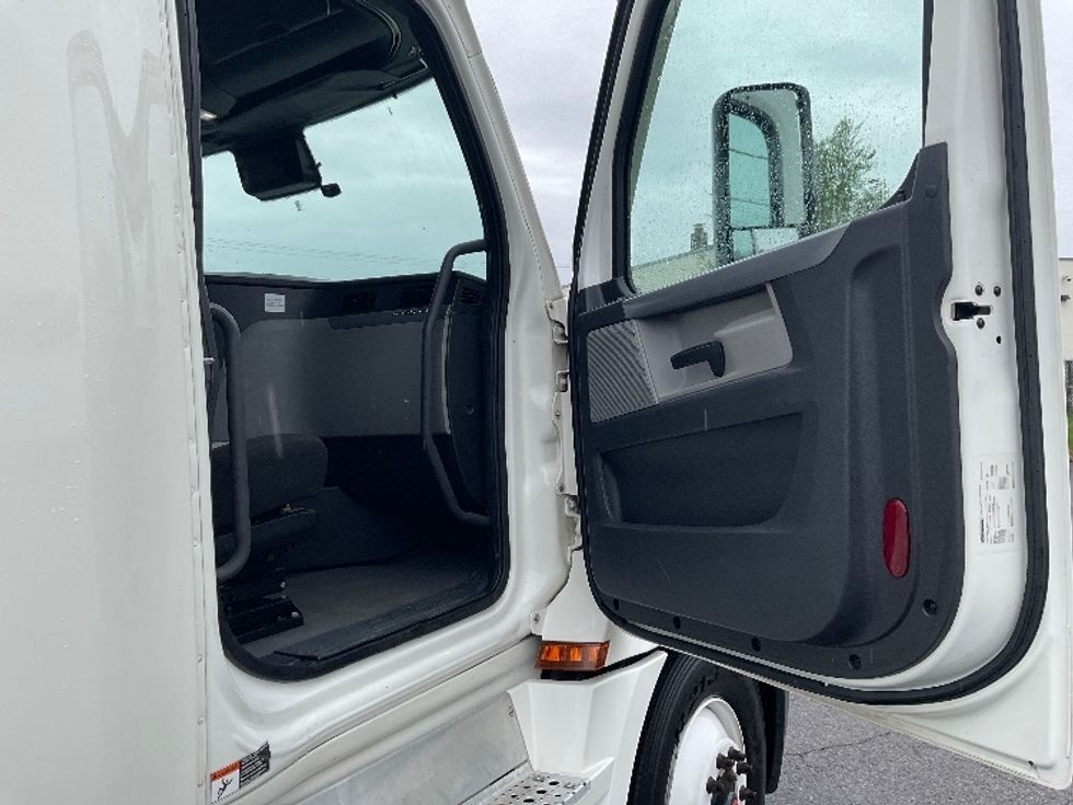 Sleeper Tractor-Heavy Duty Tractors-Freightliner-2021-T12664ST-Albany-NY-467,587\n\t\tmiles-$ 66,500 - Image 13