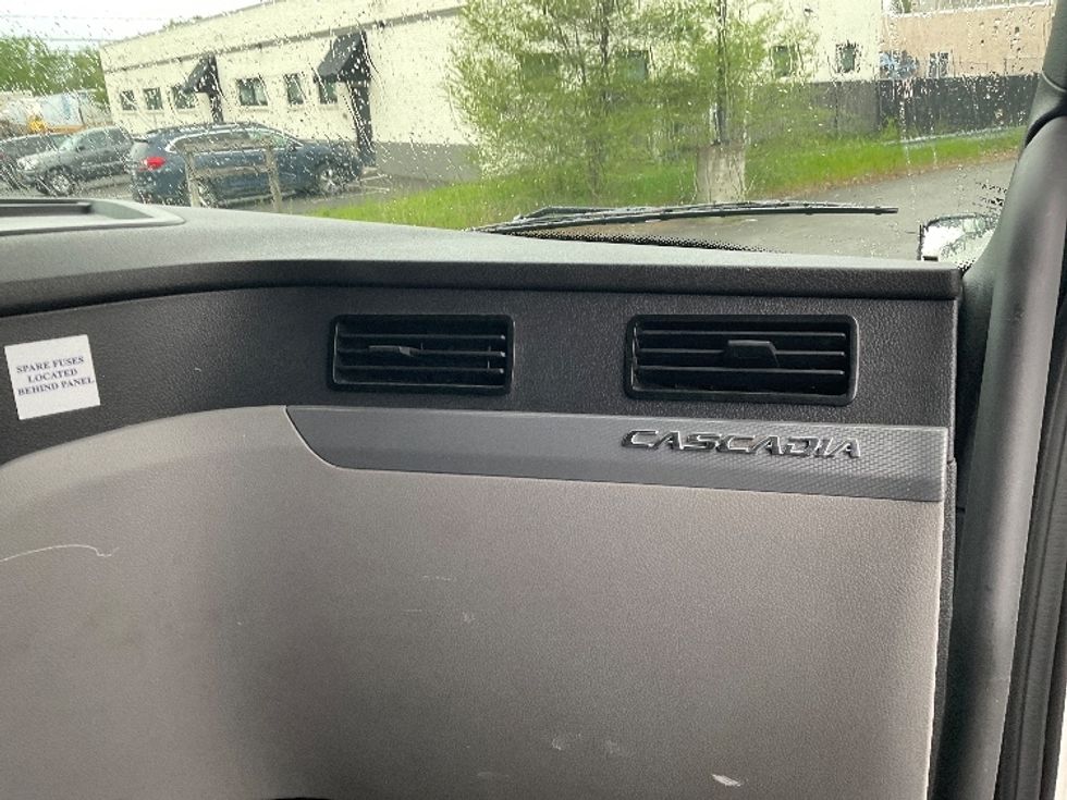 Sleeper Tractor-Heavy Duty Tractors-Freightliner-2021-T12664ST-Albany-NY-467,587\n\t\tmiles-$ 66,500 - Image 14