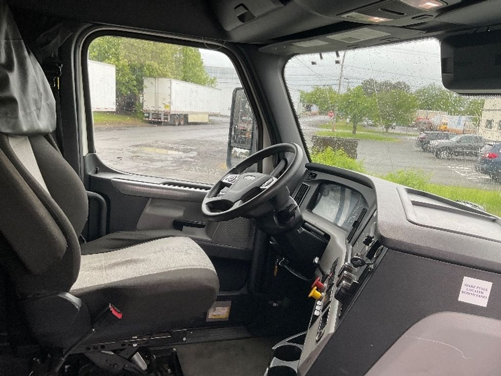 Sleeper Tractor-Heavy Duty Tractors-Freightliner-2021-T12664ST-Albany-NY-467,587\n\t\tmiles-$ 66,500 - Image 15