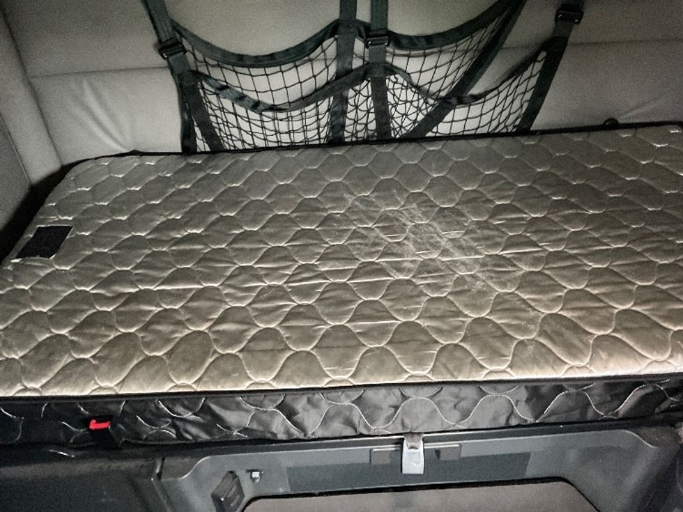 Sleeper Tractor-Heavy Duty Tractors-Freightliner-2021-T12664ST-Albany-NY-467,587\n\t\tmiles-$ 66,500 - Image 16