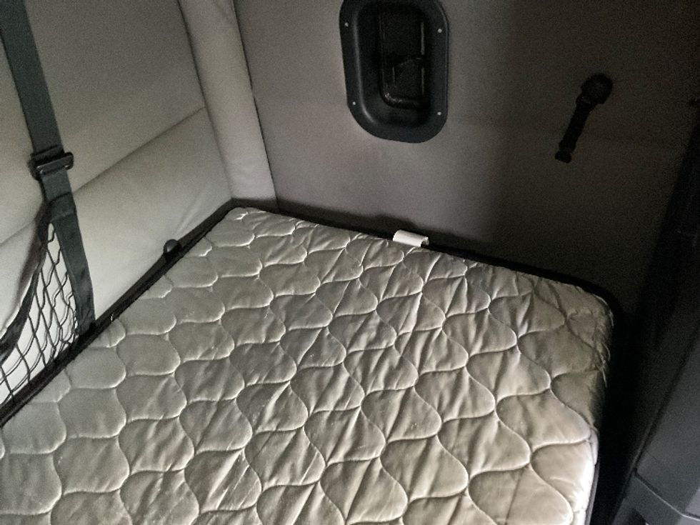 Sleeper Tractor-Heavy Duty Tractors-Freightliner-2021-T12664ST-Albany-NY-467,587\n\t\tmiles-$ 66,500 - Image 17