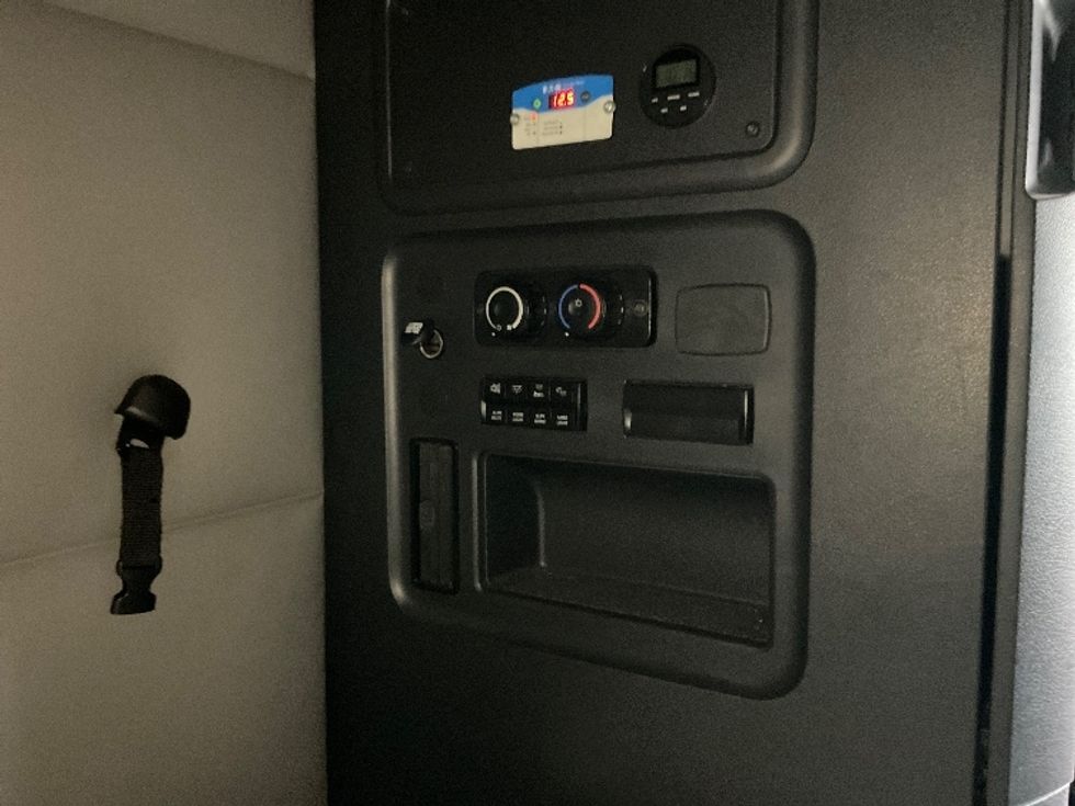 Sleeper Tractor-Heavy Duty Tractors-Freightliner-2021-T12664ST-Albany-NY-467,587\n\t\tmiles-$ 66,500 - Image 18