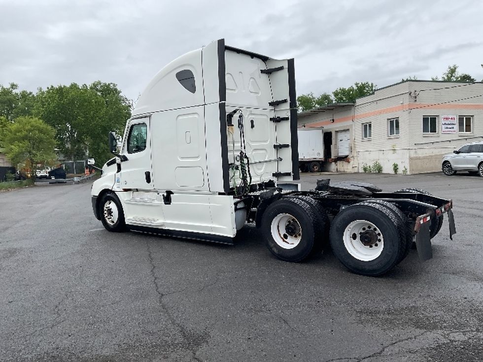 Sleeper Tractor-Heavy Duty Tractors-Freightliner-2021-T12664ST-Albany-NY-467,587\n\t\tmiles-$ 66,500 - Image 5