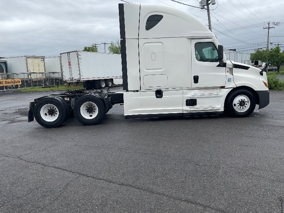 Sleeper Tractor-Heavy Duty Tractors-Freightliner-2021-T12664ST-Albany-NY-467,587\n\t\tmiles-$ 66,500 - Image 8