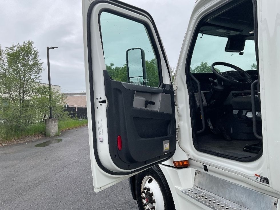 Sleeper Tractor-Heavy Duty Tractors-Freightliner-2021-T12664ST-Albany-NY-467,587\n\t\tmiles-$ 66,500 - Image 9