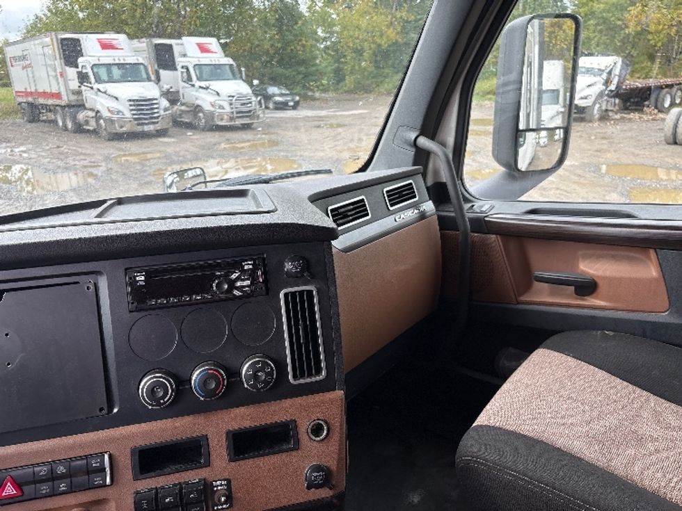 Sleeper Tractor-Heavy Duty Tractors-Freightliner-2021-T12664ST-Albany-NY-635,722\n\t\tmiles-$ 53,500 - Image 12