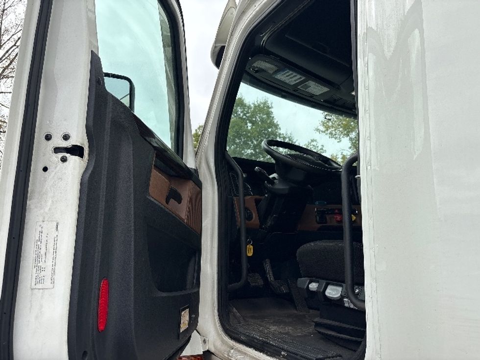 Sleeper Tractor-Heavy Duty Tractors-Freightliner-2021-T12664ST-Albany-NY-635,722\n\t\tmiles-$ 53,500 - Image 13