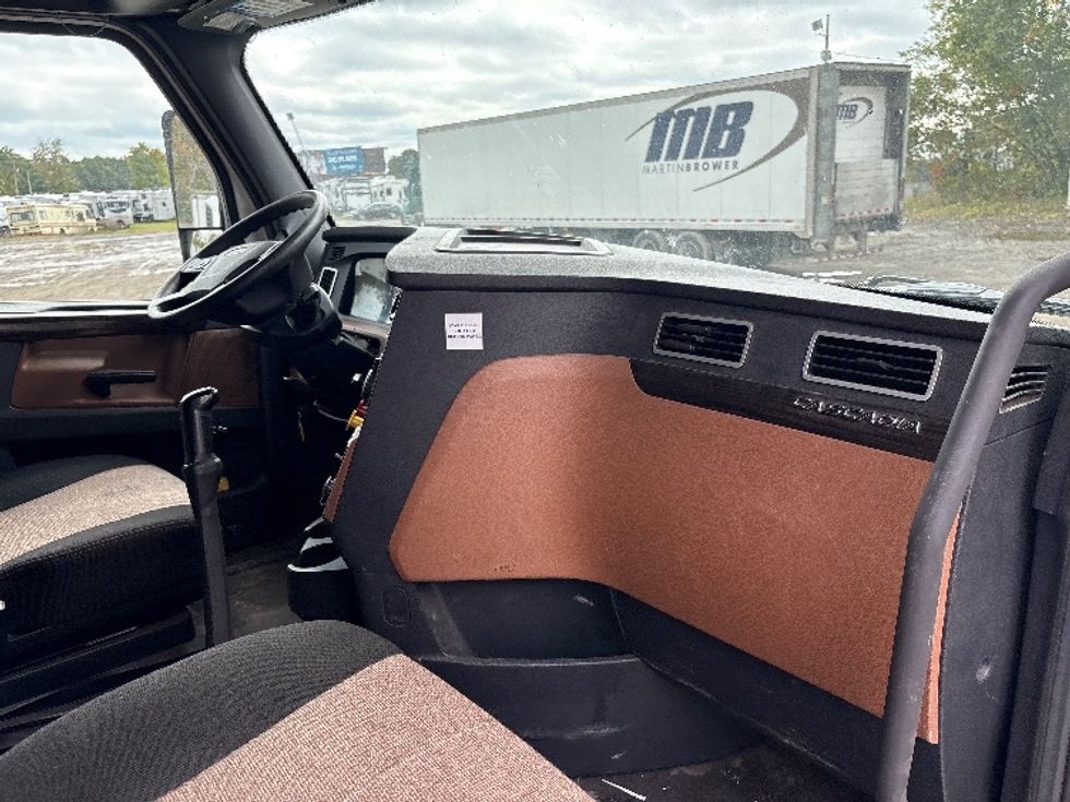 Sleeper Tractor-Heavy Duty Tractors-Freightliner-2021-T12664ST-Albany-NY-635,722\n\t\tmiles-$ 53,500 - Image 14