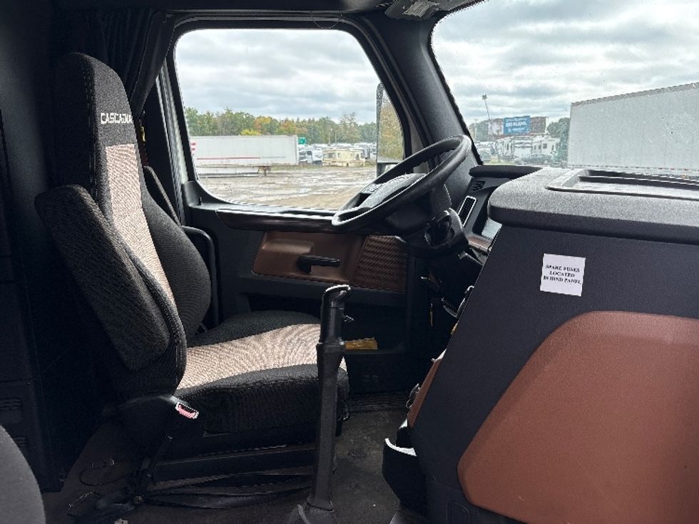 Sleeper Tractor-Heavy Duty Tractors-Freightliner-2021-T12664ST-Albany-NY-635,722\n\t\tmiles-$ 53,500 - Image 15
