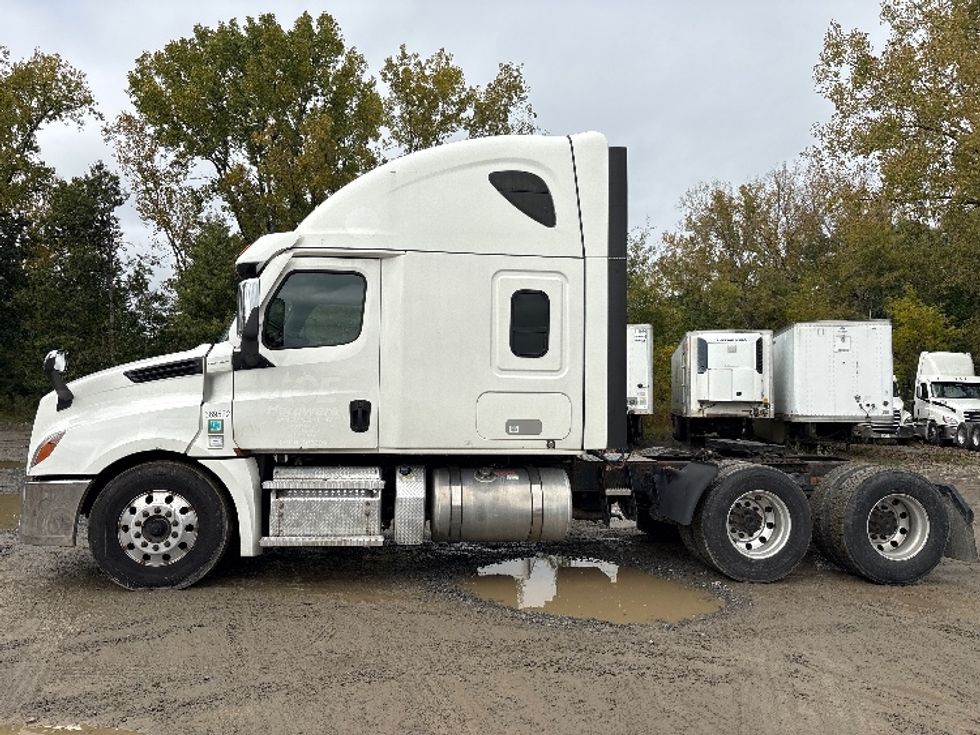 Sleeper Tractor-Heavy Duty Tractors-Freightliner-2021-T12664ST-Albany-NY-635,722\n\t\tmiles-$ 53,500 - Image 4