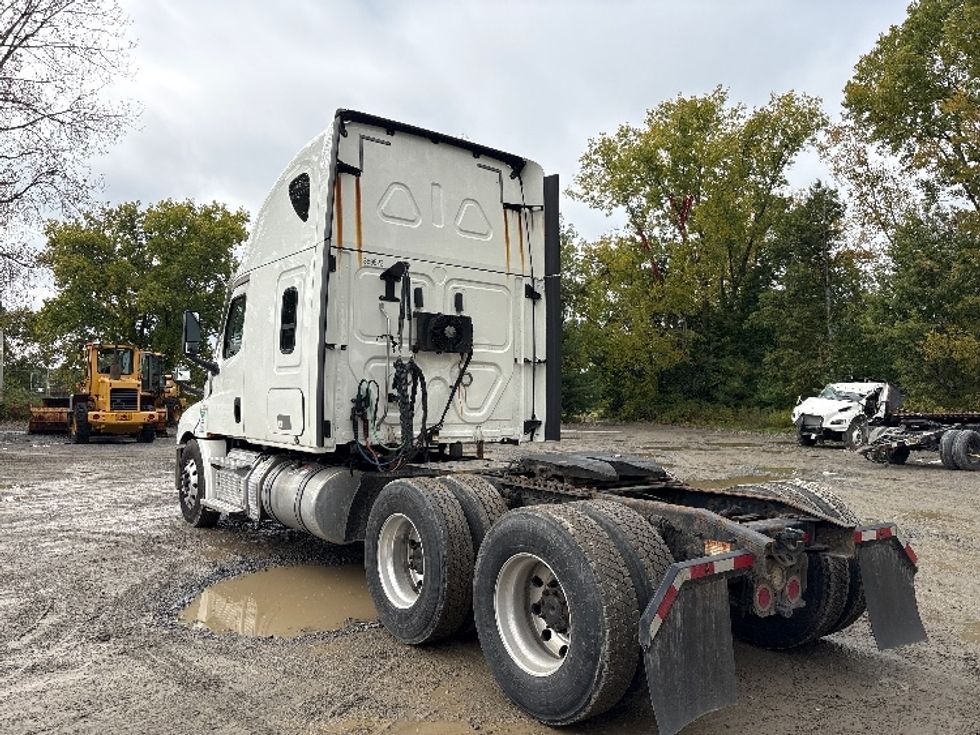 Sleeper Tractor-Heavy Duty Tractors-Freightliner-2021-T12664ST-Albany-NY-635,722\n\t\tmiles-$ 53,500 - Image 5