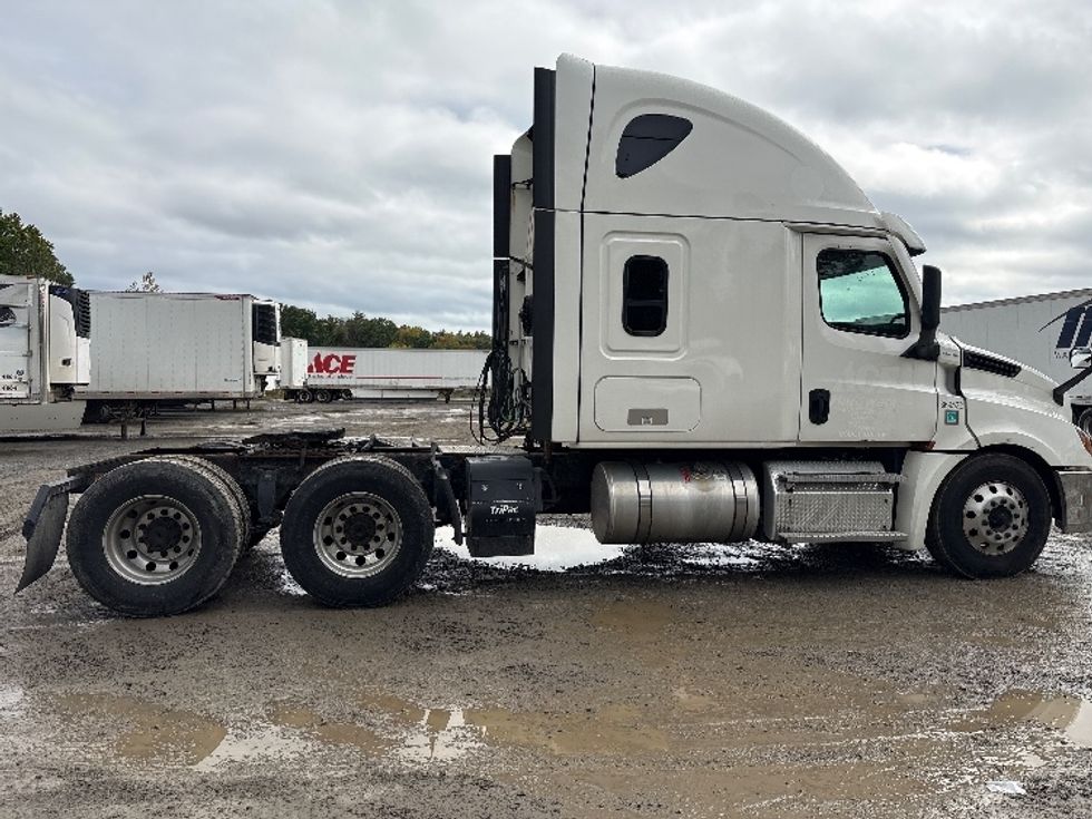 Sleeper Tractor-Heavy Duty Tractors-Freightliner-2021-T12664ST-Albany-NY-635,722\n\t\tmiles-$ 53,500 - Image 8