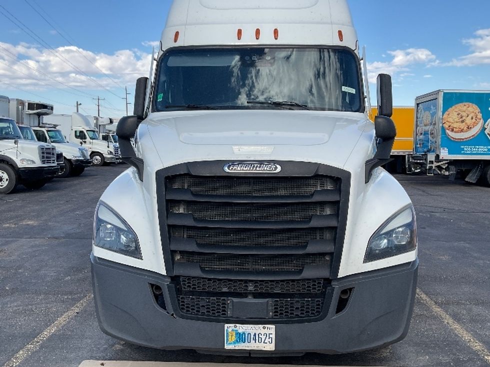 2021 Freightliner Cascadia 126" Sleeper Cab photo 2