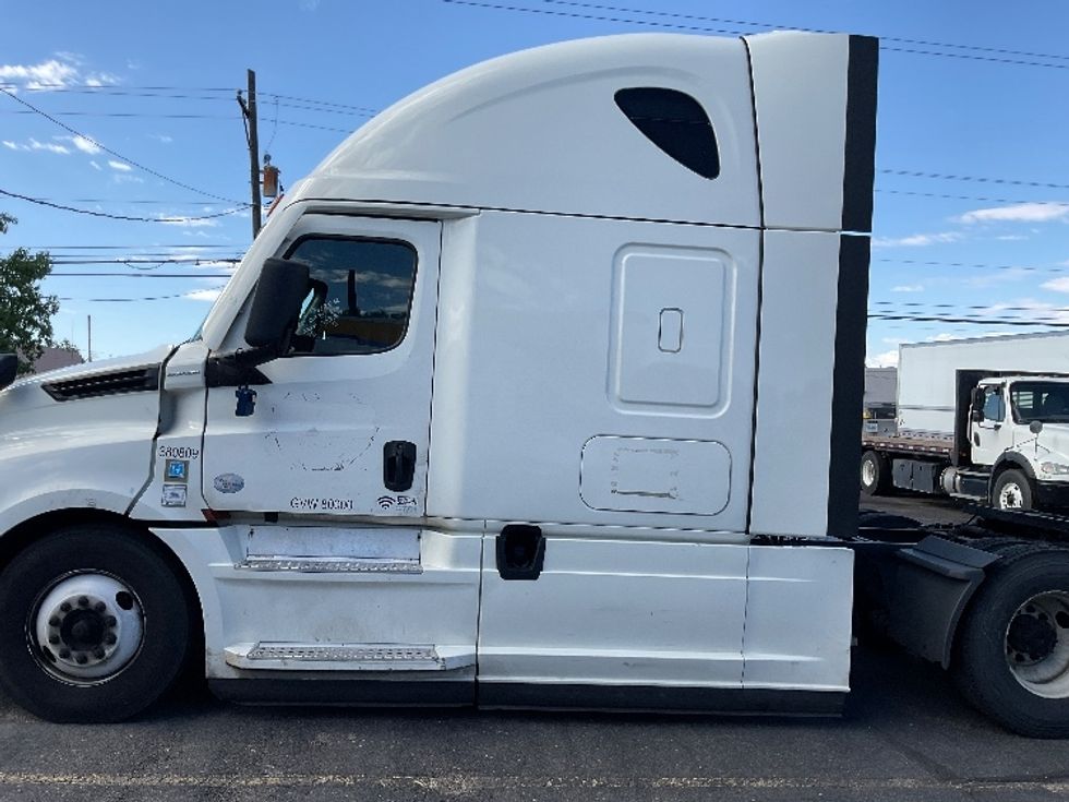 2021 Freightliner Cascadia 126" Sleeper Cab photo 4