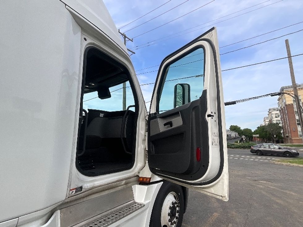 Sleeper Tractor-Heavy Duty Tractors-Freightliner-2021-T12664ST-Alexandria-VA-574,477\n\t\tmiles-$ 58,000 - Image 13