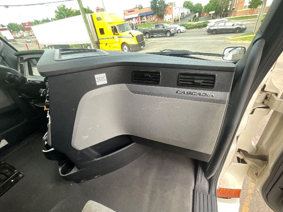 Sleeper Tractor-Heavy Duty Tractors-Freightliner-2021-T12664ST-Alexandria-VA-574,477\n\t\tmiles-$ 58,000 - Image 14